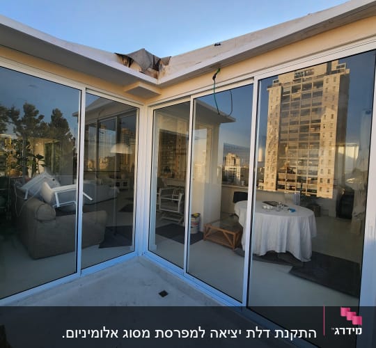 דלתות הזזה מאלומיניום עם זכוכית שקופה